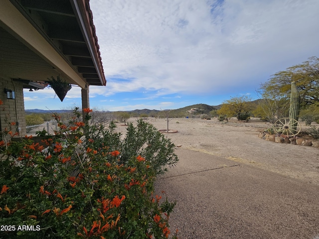 view of yard with a mountain view