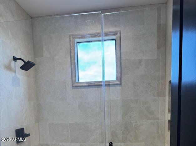 bathroom featuring a tile shower