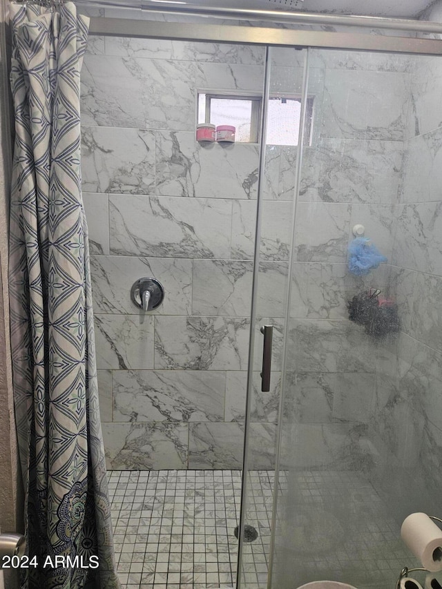 bathroom featuring a shower with shower curtain