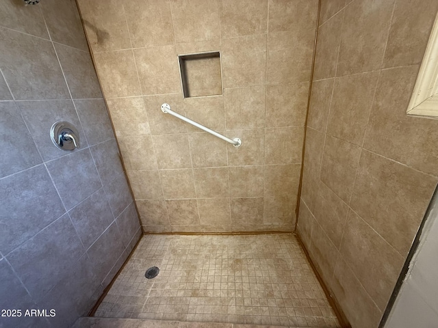 bathroom featuring a tile shower