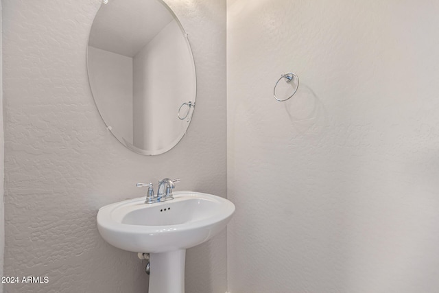 bathroom featuring sink