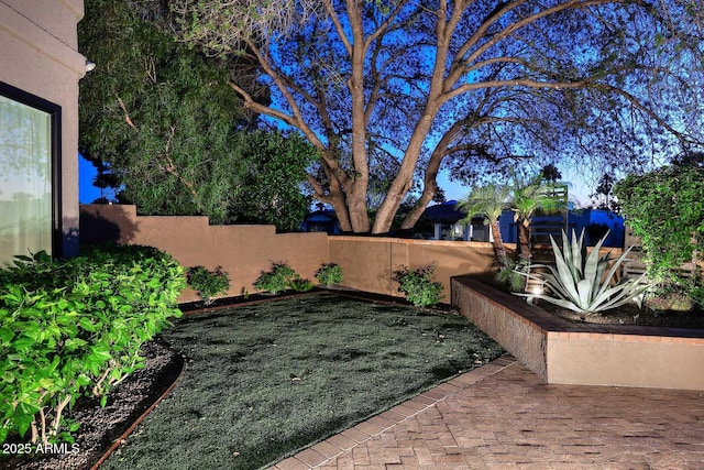 7596 N Via De La Siesta, Scottsdale, AZ 85258 - view of yard featuring a patio area