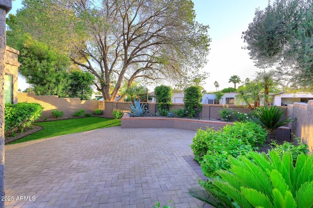 7596 N Via De La Siesta, Scottsdale, AZ 85258 - fenced backyard featuring a patio
