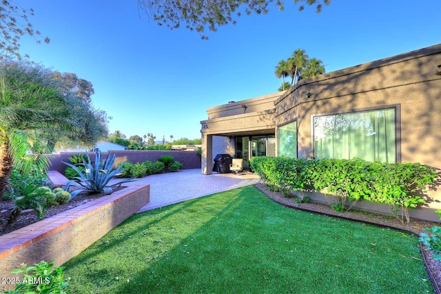 7596 N Via De La Siesta, Scottsdale, AZ 85258 - view of yard featuring a patio area