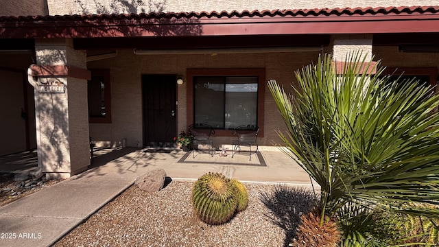 1440 N Idaho Rd Unit 1022, Apache Junction, AZ 85119 - entrance to property with stucco siding, a tile roof, and a porch