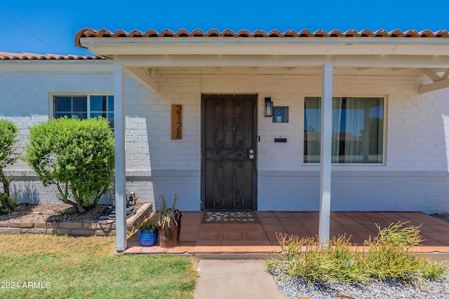 property entrance featuring a porch