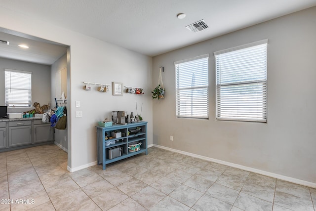 empty room featuring light tile patterned flooring