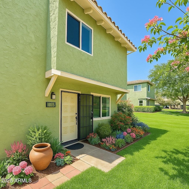 10215 N 8th St Unit B, Phoenix, AZ 85020 - doorway to property with a lawn and stucco siding