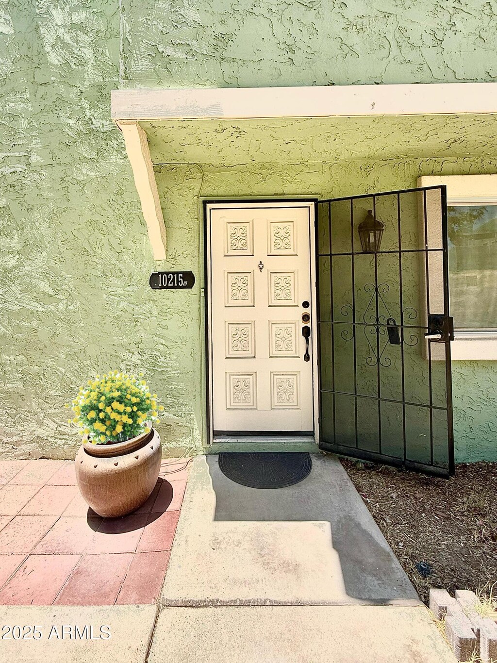 10215 N 8th St Unit B, Phoenix, AZ 85020 - doorway to property with a gate