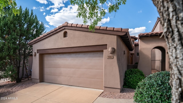 view of front facade featuring a garage