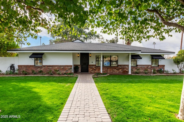 view of front of property featuring a front lawn