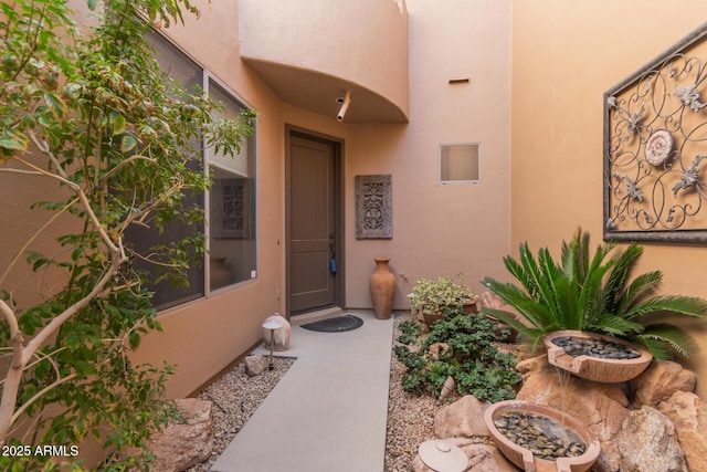 entrance to property with stucco siding