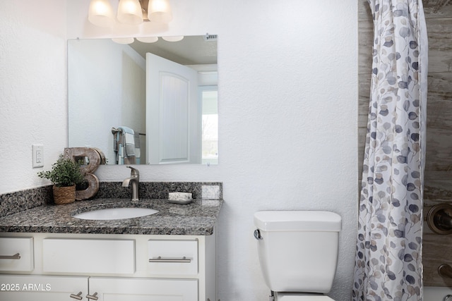 full bath with toilet, a shower with shower curtain, vanity, and visible vents
