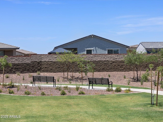 view of property's community featuring a lawn