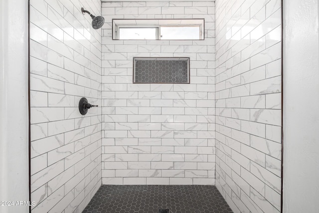 bathroom featuring a tile shower