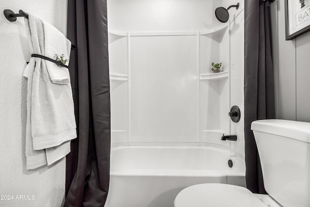 bathroom featuring toilet and shower / tub combo