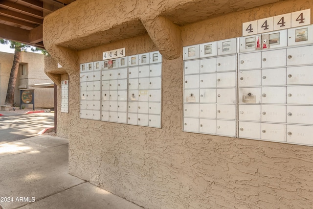 view of property's community featuring mail boxes