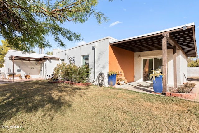 back of house featuring a yard