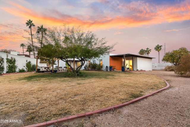 view of yard at dusk