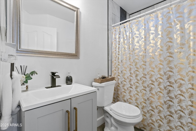 full bathroom with curtained shower, vanity, and toilet