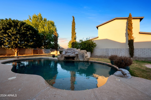 view of pool at dusk