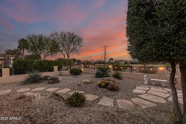 view of yard at dusk