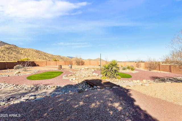 view of yard featuring a mountain view