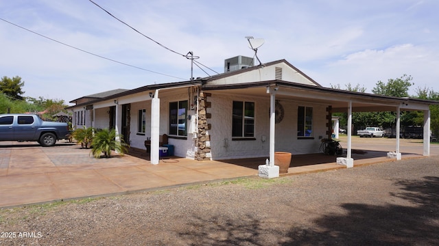 view of front of property featuring covered porch and an attached carport