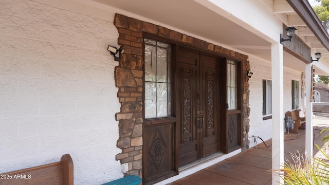 property entrance featuring a porch