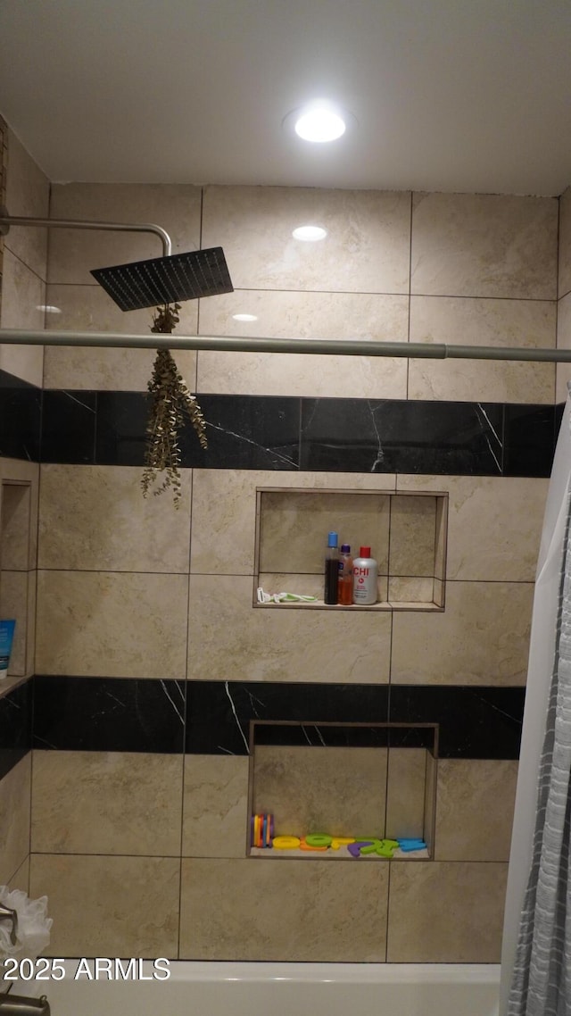 bathroom featuring a tile shower