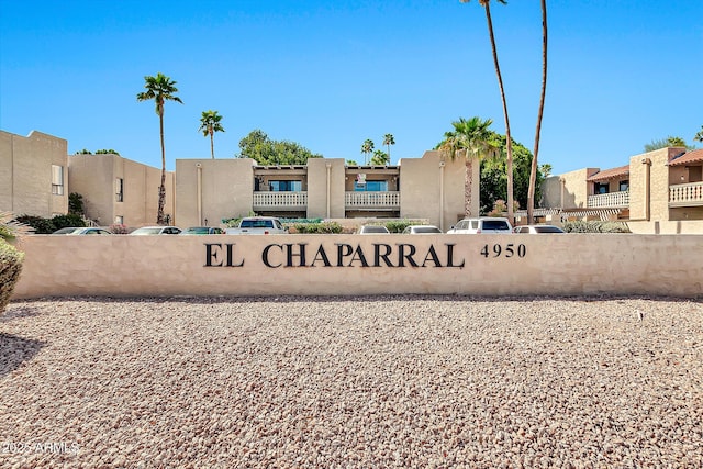 community sign featuring a residential view