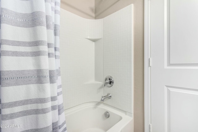 bathroom featuring shower / tub combo