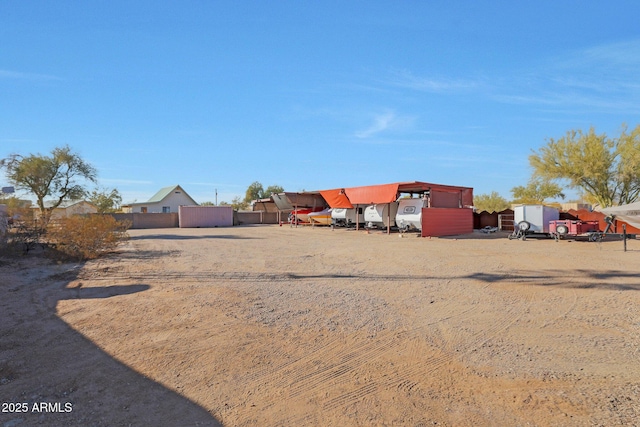 view of yard featuring an outdoor structure