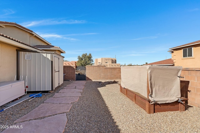 view of yard featuring a shed