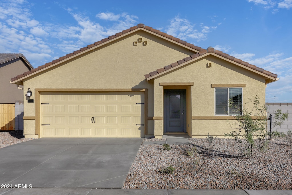 view of front facade featuring a garage