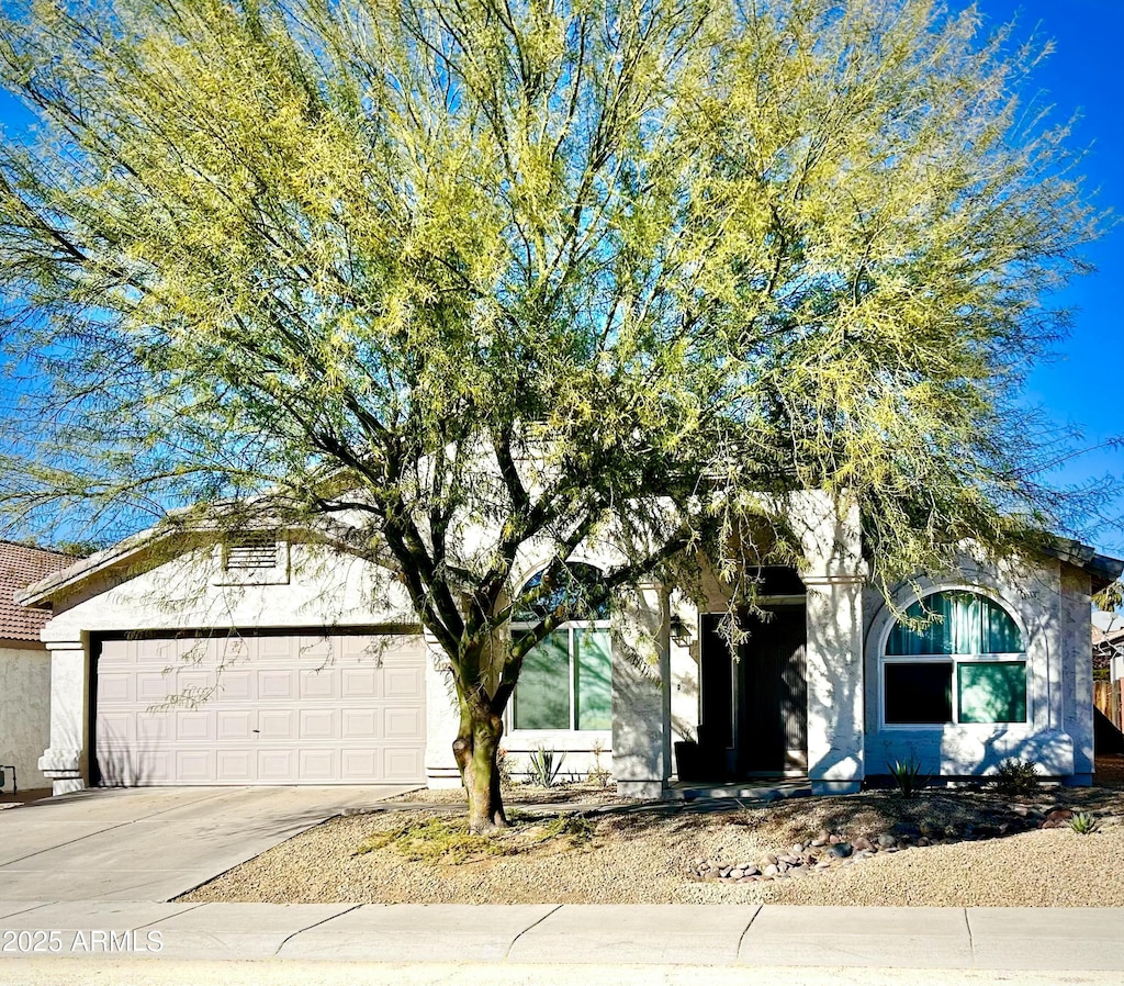 view of front facade featuring a garage