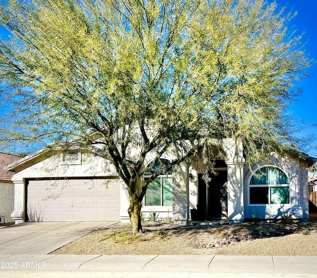 view of front facade featuring a garage