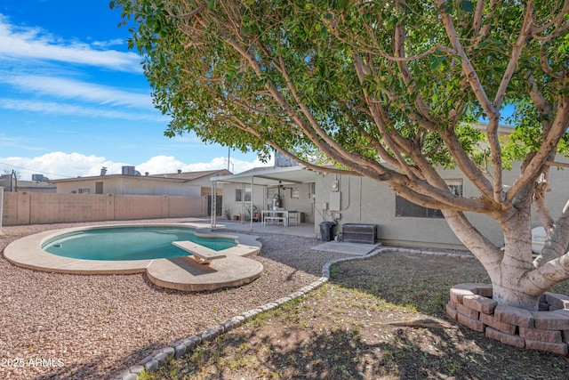 view of swimming pool with a patio area and ceiling fan