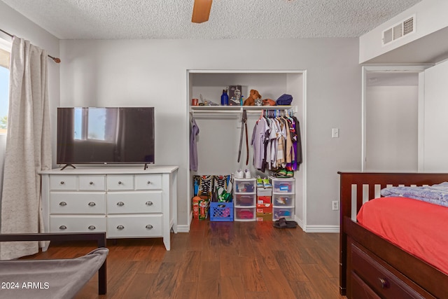 bedroom with a closet, ceiling fan, a textured ceiling, and dark hardwood / wood-style floors