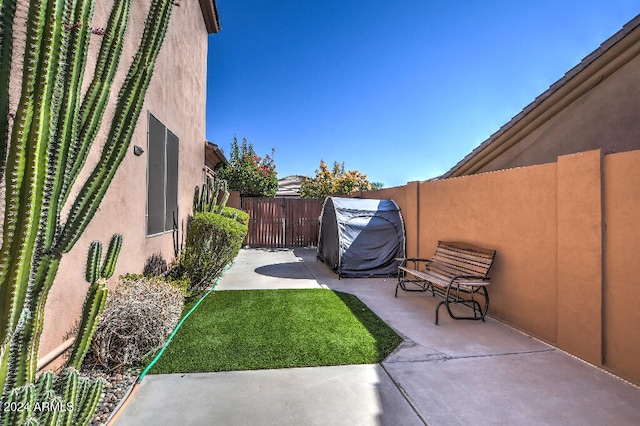 view of yard with a patio area