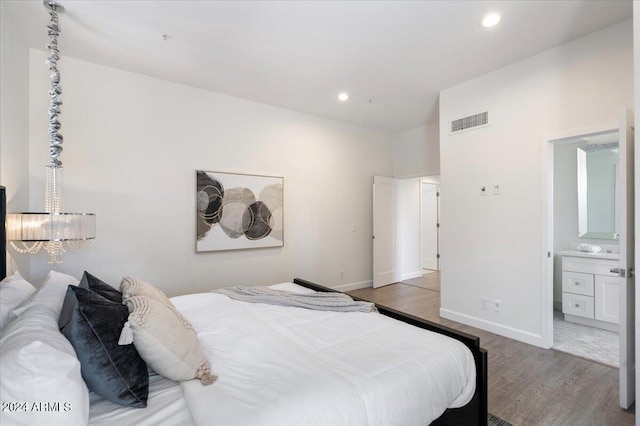 7222 E Gainey Ranch Rd Unit 241, Scottsdale, AZ 85258 - bedroom featuring wood finished floors, baseboards, ensuite bathroom, and recessed lighting