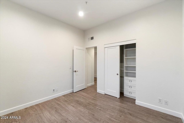 7222 E Gainey Ranch Rd Unit 241, Scottsdale, AZ 85258 - unfurnished bedroom with wood finished floors, baseboards, and a closet