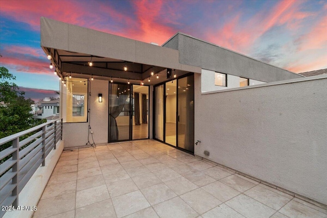 7222 E Gainey Ranch Rd Unit 241, Scottsdale, AZ 85258 - patio terrace at dusk with a balcony