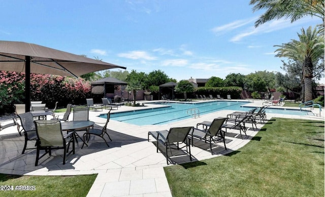 7222 E Gainey Ranch Rd Unit 241, Scottsdale, AZ 85258 - community pool with a patio