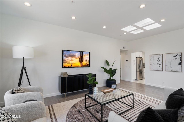 7222 E Gainey Ranch Rd Unit 241, Scottsdale, AZ 85258 - living area featuring wood finished floors, a skylight, recessed lighting, and baseboards