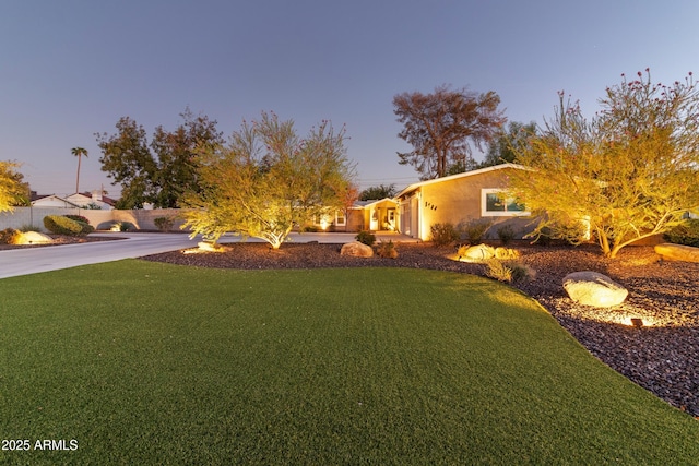 view of yard at dusk