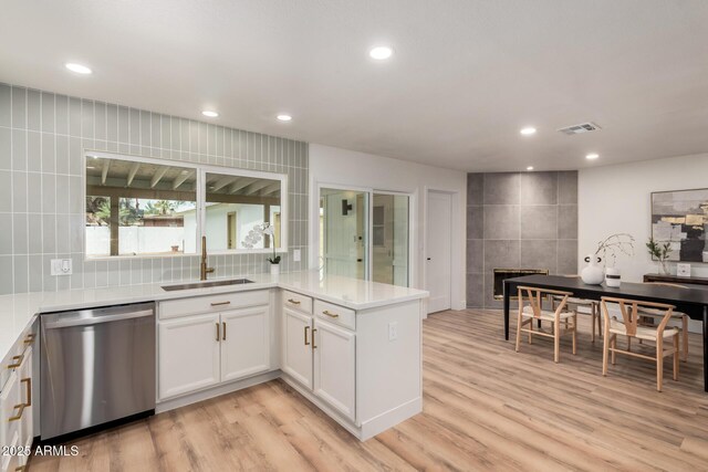 510 N Entrada St, Chandler, AZ 85226 - kitchen with dishwasher, a sink, light wood-style flooring, a peninsula, and light countertops