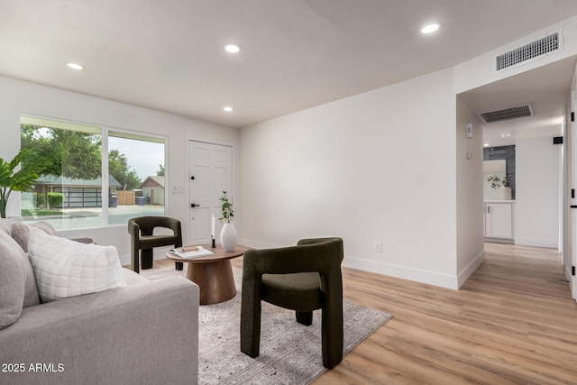 510 N Entrada St, Chandler, AZ 85226 - living room featuring light wood-style flooring, baseboards, and recessed lighting
