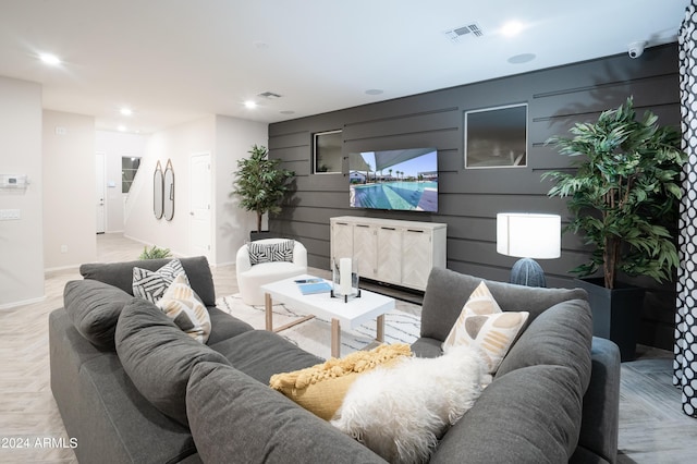 living room featuring recessed lighting, visible vents, and baseboards