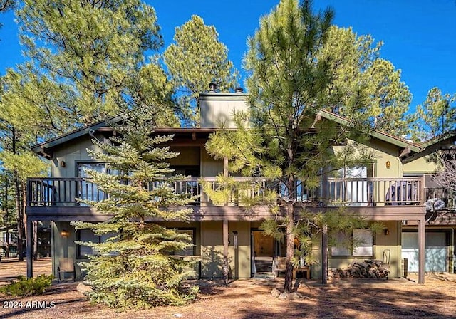 view of front of property featuring a balcony